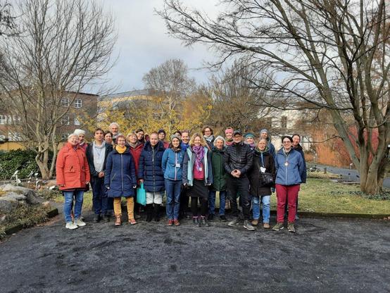Gruppenbild der Arbeitsgruppe Bildung im Verband der Botanischen Gärten e. V. beim Treffen Ende Januar 2025 im Botanischen Garten der Universität Leipzig.