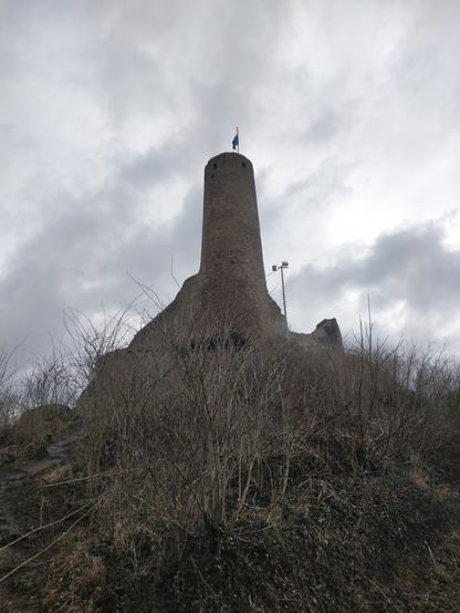 Foto des Turms der Burgruine Windeck mit bewölkten Himmel