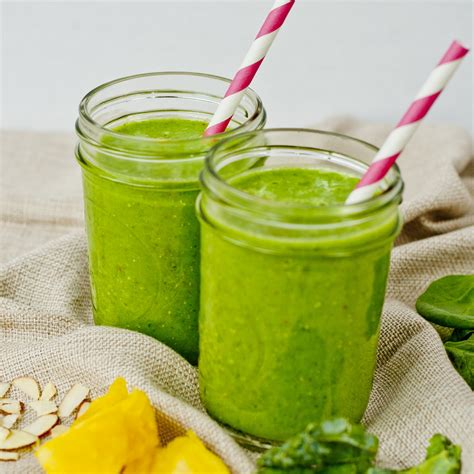 2 Gläser mit grünem Smootie
