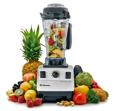 Ein Standmixer in dem Früchte sind.
