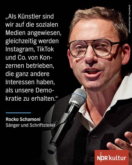 Bild: Ein Mann um die 50 Jahre mit Brille spricht in ein Mikrofon.

Text: "Als Künstler sind wir auf die sozialen Medien angewiesen, gleichzeitig werden Instagram, TikTok und Co. von Konzernen betrieben, die ganz andere Interessen haben, als unsere Demokratie zu erhalten."

Rocko Schamoni
Sänger und Schriftsteller
