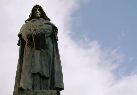La statua di Giordano Bruno.