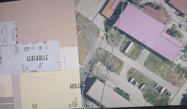 Foto eines Monitors, links ein Grundriss, rechts ein Luftbild der Location für das InselChaos 2025