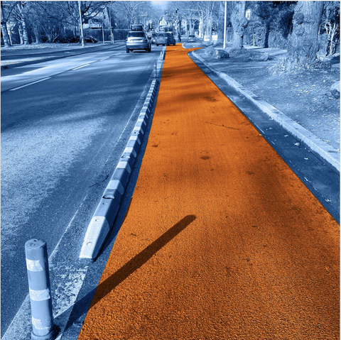 Umgebaute reventlowstraße in Altona, rot eingefärbeter radweg, eine Protected Bike Lane
