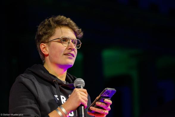 Anna-Nicole Heinrich, Präses der Synode der Evangelischen Kirche in Deutschland, spricht bei „Wir stehen zusammen“, einer von Fridays for Future und Campact organisierten Veranstaltung gegen den Rechtsruck in Deutschland: „Unsere Fassungslosigkeit muss zu Widerstand werden!“, Brandenburger Tor, Berlin, 25.01.2025.