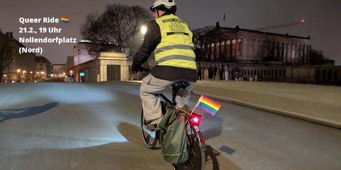 Ein Mensch fährt mit Warnweste in Richtung Museumsinsel Berlin. Er hat eine kleine Regenbogenfahne am Gepäckträger. In der Ecke steht: Queer Ride 🏳️‍🌈, 21.2., 19 Uhr Nollendorfplatz (Nord)