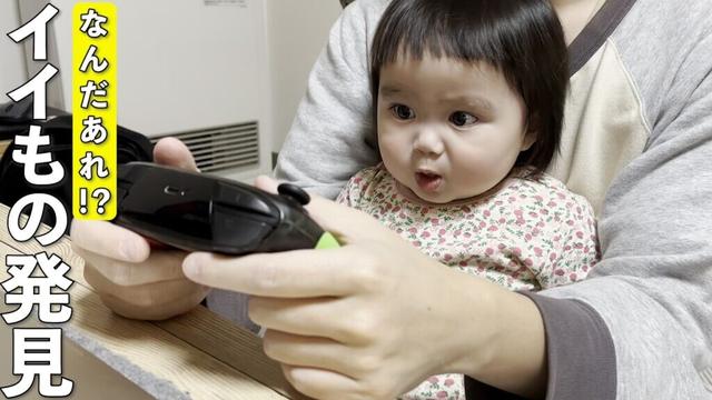 ゲームをしてたら甘えんぼ柴犬と1歳児が集まってきてこうなっちゃいました…笑