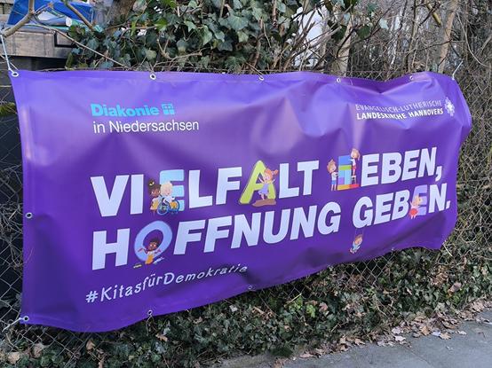 Transparent der Diakonie Niedersachsens mit der Aufschrift: Vielfalt leben, Hoffnung geben. #KitasfürDemokratie