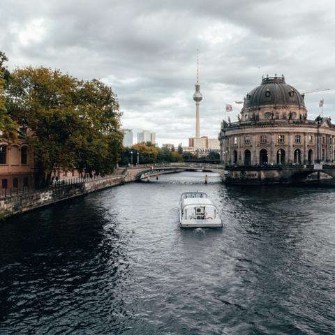 una barca sul fiume a Berlino