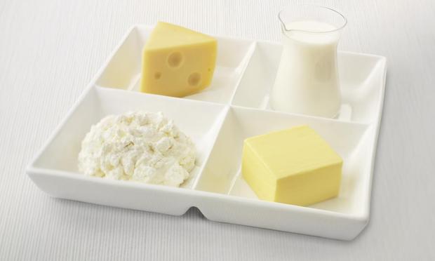 Plato con queso gruyere, requesón, leche y mantequilla. (Getty Images)
