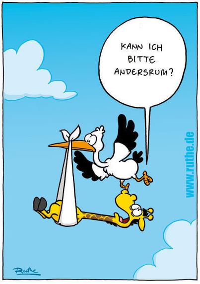 Ein Storch fliegt, eine Giraffe in einem Bündel im Schnabel haltend, durch die Luft. Die Giraffe liegt so, dass sie genau zwischen die Beine des Storchs guckt. Mit panischem Blick fragt sie: "Kann ich bitte andersrum?"