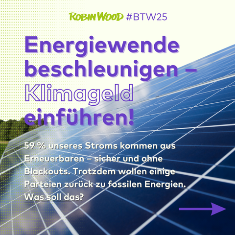 Solarpanele, darauf die Aufschrift: "Energiewende beschleunigen - Klimageld einführen! 59 % unseres Stroms kommen aus Erneuerbaren – sicher und ohne Blackouts. Trotzdem wollen einige Parteien zurück zu fossilen Energien. 
Was soll das?"