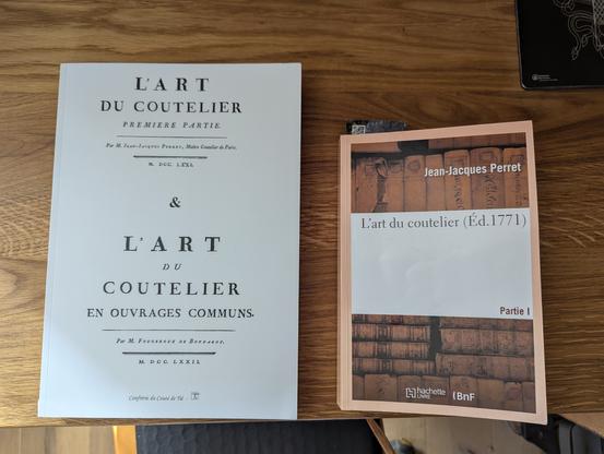 Deux livres côte à côte, un format A4 couverture blanche, l'autre A5. Couverture moche!
