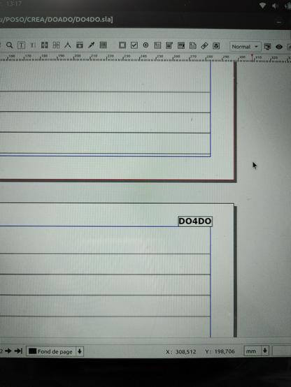 Un detail d'écran d'ordinateur sur lequel on voit le haut d'une feuille comportant le titre de l'oeuvre DO4DO et plusieurs tirées qui composent la portée du texte à venir.