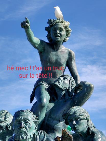 Une sculpture en bronze à Palavas qui représente un garçon sur les épaules d'un homme qui le regarde. Sur la tête de l'enfant s'est posé un pigeon. On a l'impression que l'homme essaie d'avertir le jeune de cette présence incongrue.