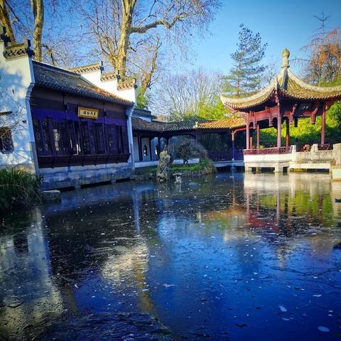 Bildbeschreibung: Chinesischer Pavillon im Bethmannpark im Vordergrund der zugefrorene Teich.