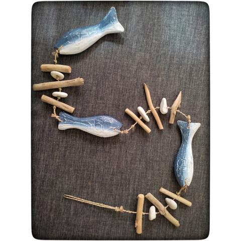 Das ursprüngliche Mobilé. Die Stöcke und Steine wurden abwechselnd mit Holzfischen aufgefädelt. 
Wer eine Idee zu den Fischen hat - Hau raus! :)