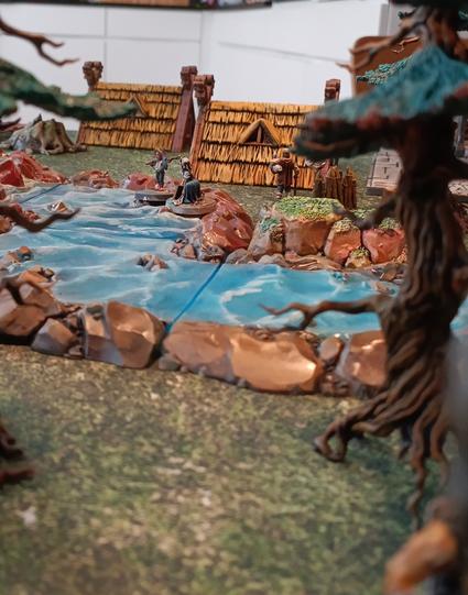 Miniature / figurines de jeu de plateau - arbres, rivière, une lavandière et un enfant qui peche