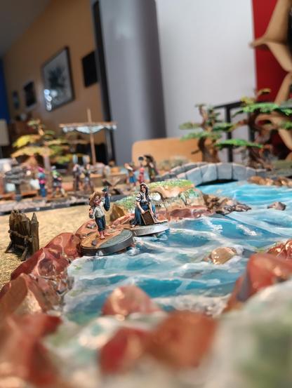 Miniature / figurines de jeu de plateau - arbres, rivière, une lavandière et un enfant qui peche