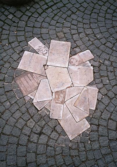 Monument to Hans and Sophie Scholl and the “White Rose” (German: Die Weiße Rose) resistance movement against the Nazi regime, in front of Ludwig Maximilian University of Munich, Bavaria, Germany. By Gryffindor – Own work, Public Domain, https://commons.wikimedia.org/w/index.php?curid=355013