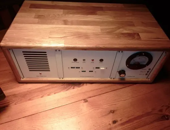 Ein Computer mit weißen Frontplatten mit drei Einschüben
Netzgerät, Computer, Meßgerät für die Betriebspannungen