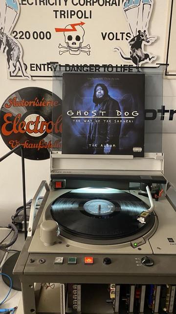 Vinyl Schallplatte „Ghost Dog: The Way Of The Samurai“ auf einem Plattenspieler.