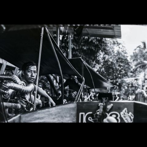 B&W photography of a boat driver in a Thailand floating  market