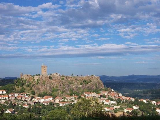 Ruines du château fort à #Polignac (#HauteLoire)
Suite 👉 https://monumentum.fr/monument-historique/pa00092727/polignac-ruines-du-chateau-fort
#Patrimoine #MonumentHistorique
Photo CC-BY-SA 4.0 : Wikijoe