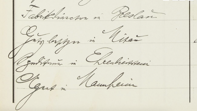 Ausschnitt von vier Zeilen aus einem handschriftlichen Matrikelbuch um 1900 , Berufsbezeichnung und Ortsbezeichnungen, z.B. Fabrikbesitzer in Breslau, Gutsbesitzer in … “ usw.