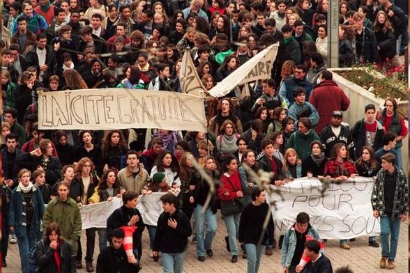 Une manifestation contre la révision de la loi Falloux, à Lyon, le 17 décembre 1993. © Photo Pascal George / AFP