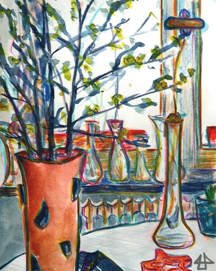 Aquarellierte Buntstiftzeichnung. Auf einem Tisch mit heller Decke eine grosse terracotta Blumenvase mit aufgeblühten Zweigen, ein stermförmiger Untersetzer und eine schmale Glasvase mit Avocadosprössling. Dahinter die Heizung und suf dem Fensterbrett weiter Glasvasen mit Avocadopflanzen.