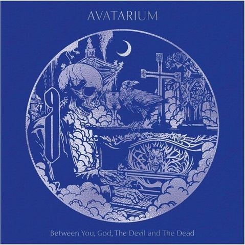 Das Bild zeigt das Cover eines Albums der Band Avatarium mit dem Titel "Between You, God, The Devil and The Dead". Das Design ist in einem monochromen Blau gehalten und zeigt eine detaillierte, symbolische Illustration. Zu sehen sind:

Ein Totenschädel, der auf eine düstere Atmosphäre hinweist.

Ein Rabe, ein häufiges Symbol für Tod oder Omen.

Kreuze und eine Grabstein-ähnliche Struktur, die auf ein Friedhofsmotiv hinweisen.

Eine Mondsichel am Himmel, die oft für Nacht oder Mystik steht.

Wolken und florale Elemente, die das Bild umrahmen.