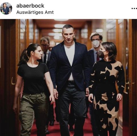 Annalena Baerbock in Kiew / Kyjiw mit Vitali Klitschko, Bürgermeister von Kiew und Personenschutz.