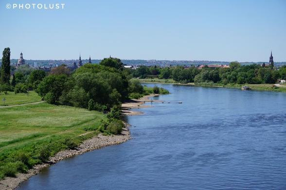 Blick von der Waldschlösschenbrücke über die Elbe in Richtung Dresdner Alt- und Neustadt. Beidseitig die Elbwiesen. Im Hintergrund die Türme der Frauen-, Kreuz-, Schloß- und Dreikönigskirche.