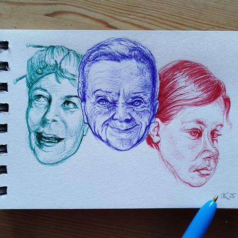 Drei Portraits der Künstlerinnen nebeneinander im Skizzenbuch. Links Reich in Grün, mittig Moholy in Blau, rechts Stölzl in Rot. Der Kugelschreiber liegt daneben.