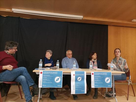 Representou-nos a nossa tesoureira, Mar Lopes, que estivo ao lado de Francisco Fernández Rei (RAG), Mariló Candedo (Nova Escola Galega) e Branca Nazaré (trabalhadora do ensino público) numa conversa moderada por Alberto Lema (ANOVA).