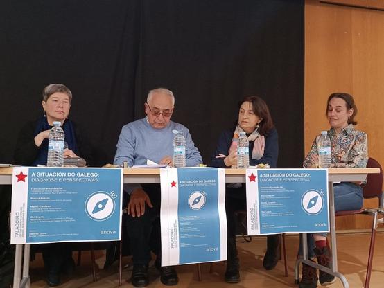 Representou-nos a nossa tesoureira, Mar Lopes, que estivo ao lado de Francisco Fernández Rei (RAG), Mariló Candedo (Nova Escola Galega) e Branca Nazaré (trabalhadora do ensino público) numa conversa moderada por Alberto Lema (ANOVA).