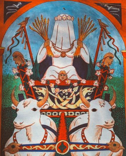 Das Bild zeigt eine stilisierte und farbenfrohe Illustration der Göttin Nerthus, die auf einem Wagen sitzt, der von zwei weißen Ochsen (oder Ziegen?!) gezogen wird. Nerthus ist in weiße Gewänder gekleidet, trägt eine Blumenkrone auf dem Kopf und hat einen Schleier über dem Gesicht. In beiden Händen hält sie Bündel aus Weizen und trägt eine Halskette mit einem großen Anhänger. Der Wagen ist mit Blumen verziert und wird von zwei Stangen mit Vögeln an der Spitze flankiert. Im Hintergrund ist ein blauer Himmel mit einem Bogen, der die Szene einrahmt.