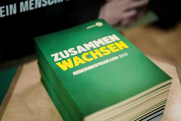 Buch mit dem Titel Zusammen Wachsen
Regierungsprogramm 2025