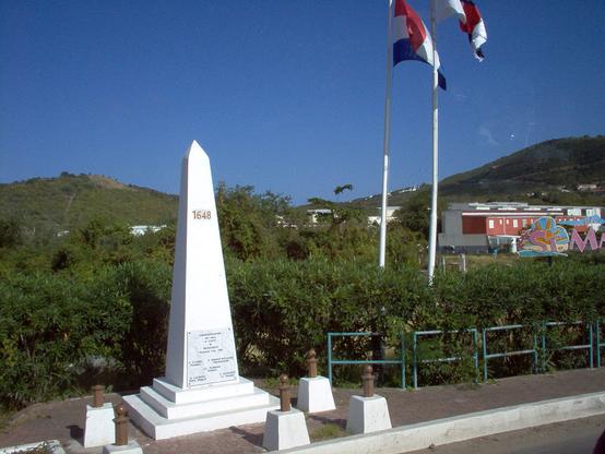 Borne frontière à Saint-Martin, entre la partie française de l'île et celle de Pays-Bas
