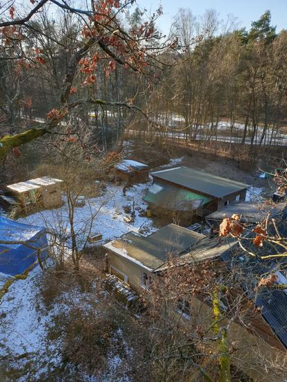 Blick nach unten auf das Wohnprojekt unfug. Es liegt etwas schnee