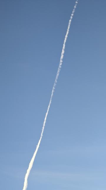 ein weißer Kondensstreifen im wolkenlosen blauen Himmel