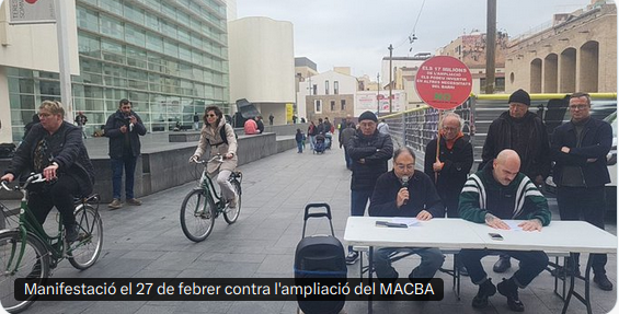 Fotografia de la roda de premsa feta a laPlaça dels Àngels, davant el MACBA