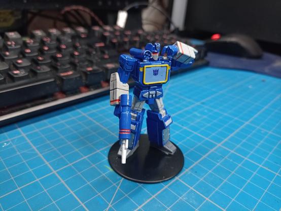 Painted miniature of Transformers Soundwave, left side view