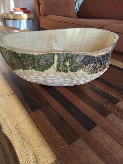 Grande coupe ou vide poche en bois de frêne texturé à l'extérieur à la gouge. Sur le pourtour supérieur extérieur une bande d’écorce  à été laissé.