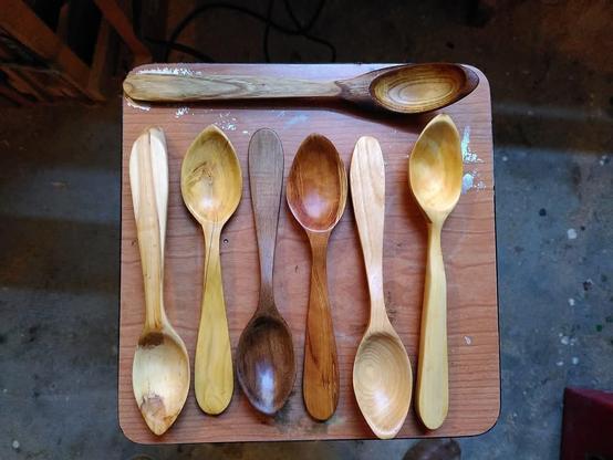 Quelques cuilleres à soupe sculptées dans différentes essences de bois. Ici en haut du châtaigner et de gauche à droite bois de prunier, buis, noyer, olivier, bouleau et niachi