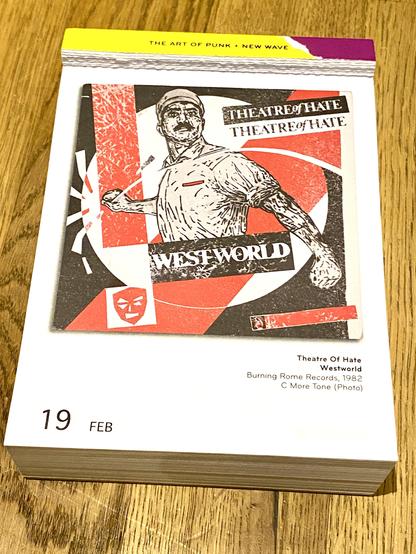 Das Bild zeigt ein grafisches, linolschnittartiges Design in den Farben Schwarz, Rot und Weiß. Im Mittelpunkt steht eine gezeichnete Figur eines Mannes mit einem Schnurrbart und einer Mütze, der in einer kämpferischen Pose einen Arm nach hinten zieht, als würde er etwas werfen. Seine Kleidung erinnert an Arbeiterkleidung, und auf seiner Brust ist eine kleine rote Markierung zu sehen.

Im Hintergrund gibt es geometrische Formen, darunter Kreise, Linien und Rechtecke, die ein dynamisches und propagandistisches Design erzeugen. Mehrmals ist der Schriftzug “THEATRE of HATE” zu sehen, ebenso wie der Titel “WESTWORLD”, der prominent in der unteren Mitte platziert ist. In der unteren linken Ecke befindet sich ein stilisiertes Gesicht in einer roten Maske.

Das Design erinnert stark an politische Plakate aus dem frühen 20. Jahrhundert oder an die Ästhetik des Konstruktivismus. Tatsächlich handelt es sich hier um das Albumcover von Westworld, dem Debütalbum der britischen Post-Punk-Band Theatre of Hate, das 1982 veröffentlicht wurde.