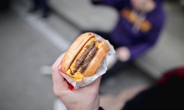 Una imagen de archivo de una hamburguesa con queso (Getty Images / 500px Prime)
