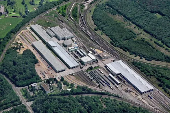 Luftbild von Hallen und Gleisanlagen