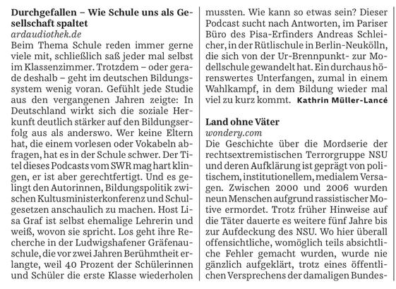 Durchgefallen - Wie Schule uns als Gesellschaft spaltet
ardaudiothek.de
Beim Thema Schule reden immer gerne viele mit, schließlich saß jeder mal selbst im Klassenzimmer. Trotzdem – oder gerade deshalb – geht im deutschen Bildungssystem wenig voran. Gefühlt jede Studie aus den vergangenen Jahren zeigte: In Deutschland wirkt sich die soziale Herkunft deutlich stärker auf den Bildungserfolg aus als anderswo. Wer keine Eltern hat, die einem vorlesen oder Vokabeln abfragen, hat es in der Schule schwer. Der Titel dieses Podcasts vom SWR mag hart klingen, er ist aber gerechtfertigt. Und es gelingt den Autorinnen, Bildungspolitik zwischen Kultusministerkonferenz und Schulgesetzen anschaulich zu machen. Host Lisa Graf ist selbst ehemalige Lehrerin und weiß, wovon sie spricht. Los geht ihre Recherche in der Ludwigshafener Gräfenauschule, die vor zwei Jahren Berühmtheit erlangte, weil 40 Prozent der Schülerinnen und Schüler die erste Klasse wiederholen mussten. Wie kann so etwas sein? Dieser Podcast sucht nach Antworten, im Pariser Büro des Pisa-Erfinders Andreas Schleicher, in der Rütlischule in Berlin-Neukölln, die sich von der Ur-Brennpunkt- zur Modellschule gewandelt hat. Ein durchaus hörenswertes Unterfangen, zumal in einem Wahlkampf, in dem Bildung wieder mal viel zu kurz kommt. Kathrin Müller-Lancé